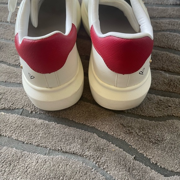 ALDO Walking shoes only worn once back of the soul 2 inches. The front is 1 inch - Picture 4 of 5